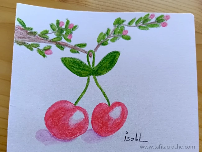 Un dessin au crayons aquarellables qui représente un paire de cerises avec leurs feuilles et une branche de cerisier en arrière plan.