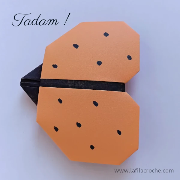 Coccinelle en origami qui renferme une bague sous ses ailes