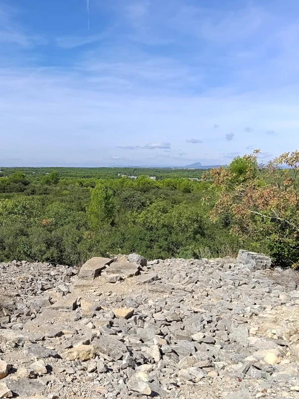 Le pic Saint-Loup vu au loin depuis les hauteurs d’Ambrussum