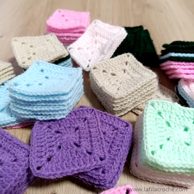 Un tas de petits carrés pleins réalisés au crochet