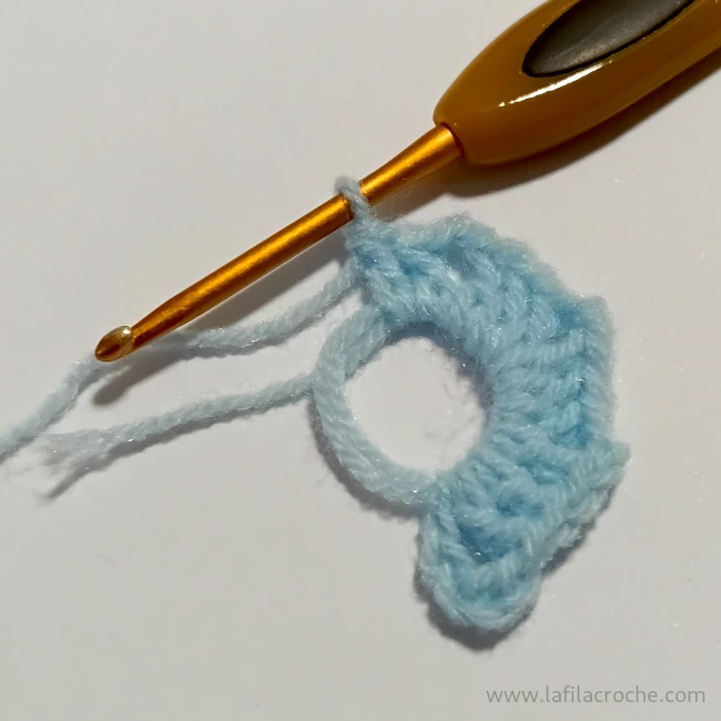Premier rang du carré plein au crochet, monté sur un anneau magique