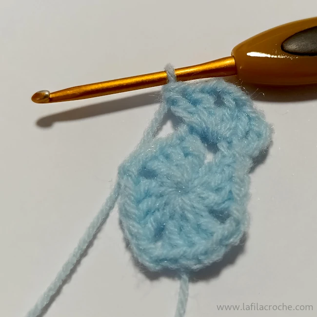Début du second rang pour faire un carré plein au crochet, comment faire l’angle