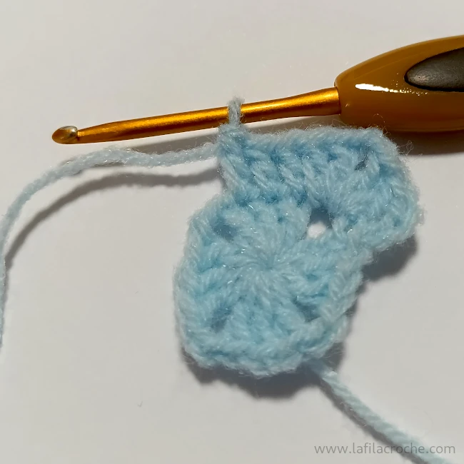 Les mailles du côté pour le second rang du carré au crochet