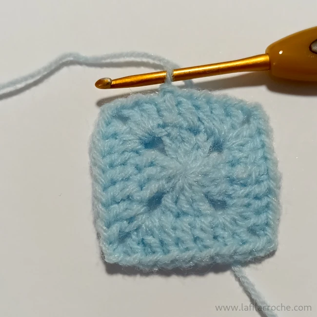 Le deuxième rang du carré au crochet est terminé