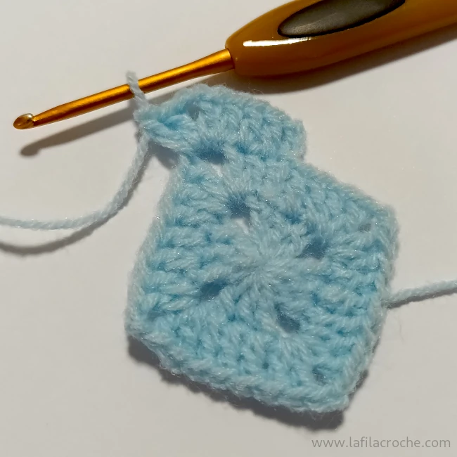 Début du troisième rang pour faire un carré plein au crochet, comment faire l’angle
