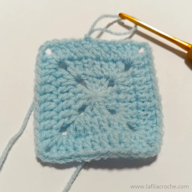 Le troisième rang du carré au crochet est terminé
