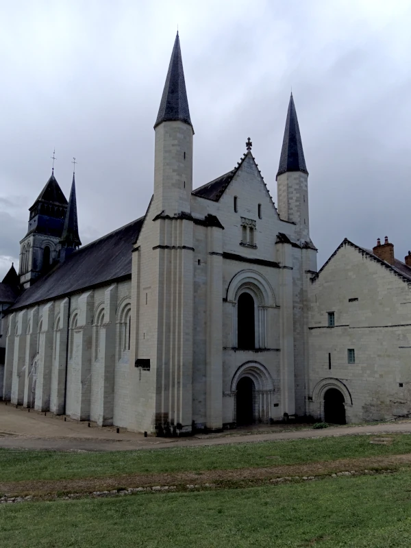 La façade ouest de l’abbaye de Fontevraud