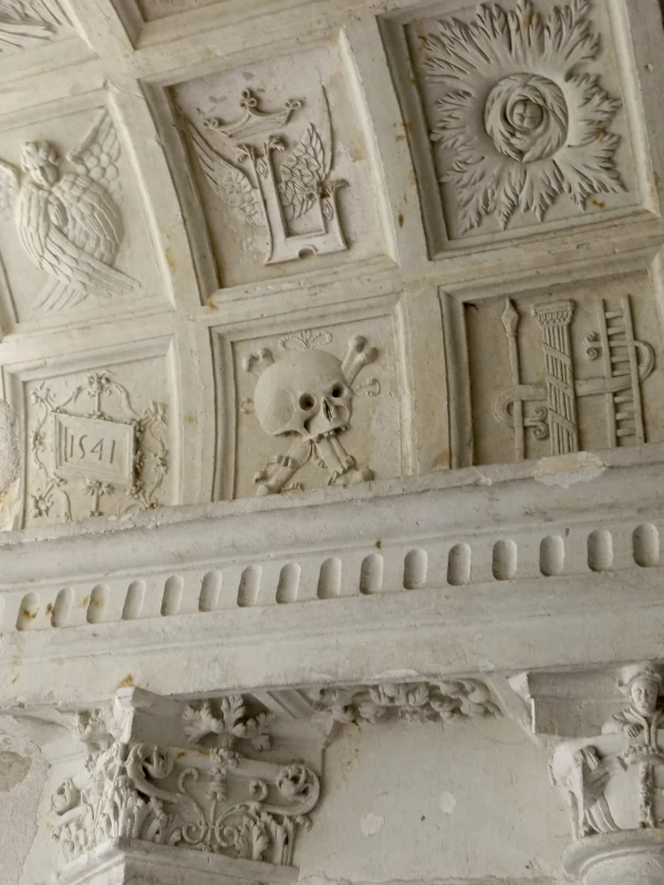Gros plans sur des sculptures des baies géminées de la salle capitulaire de Fontevraud