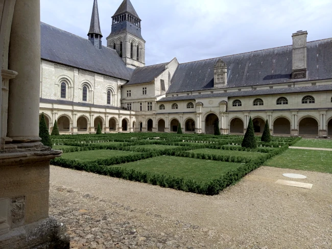 Vue sur le cloître de l’abbaye de Fontevraud