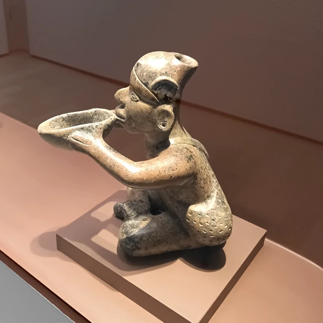 Personnage buvant la coupe du vainqueur, culture Colima, Mexique