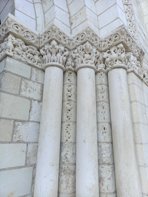 Détail de piliers sculptés à Fontevraud